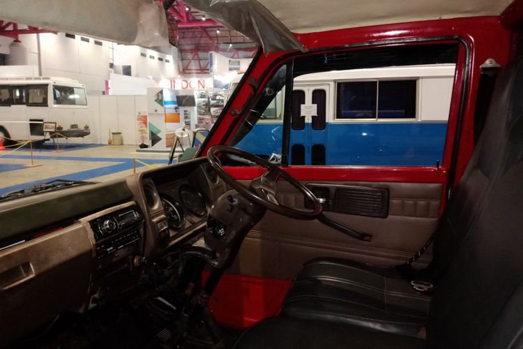 Interior depan bus atau oto Pownis yang merupakan alat transportasi masal era 1970an di Bangka, saat dipamerkan dalam ajang pameran otomotif INAPA 2018 di JIExpo, Jakarta, (22/3/2018). 