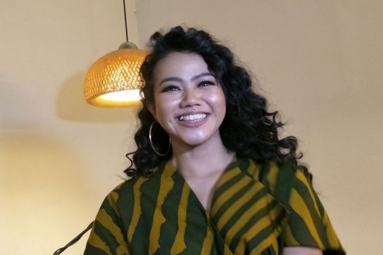 Yura Yunita saat jumpa pers peluncuran klip video Harus Bahagia di Kopi Nalar Kafe, Kebayoran, Jakarta Selatan, Selasa (3/4/2018)