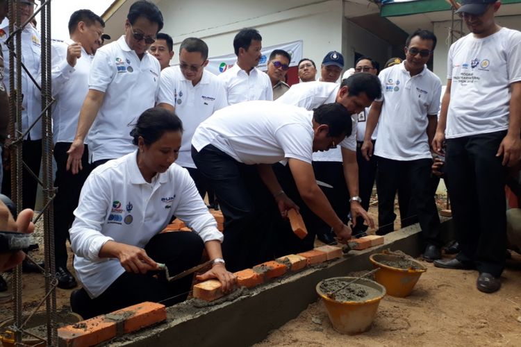 Menteri BUMN Rini Soemarno melakukan peninjauan program padat karya tunai di Kampung Panai, Kelurahan Kabil, Kecamatan Nongsa, Batam, Kepulauan Riau, Rabu (11/4/2018). Dari program ini, BUMN mengucurkan anggaran hingga Rp 1 miliar. 