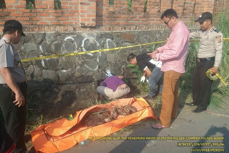 Polisi melakukan olah tempat kejadian perkara (TKP) di lokasi temuan kerangka manusia, Kampung Jemser, Desa Cihideung Ilir, Kecamatan Ciampea, Kabupaten Bogor, Rabu (10/10/2018).