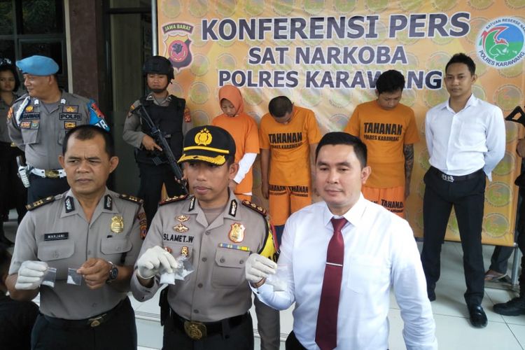 Satnarkoba Polres Karawang menggelar ekspose penangkapan pengedar tembakau gorila yang biasa memesan barang dari bandar dari Jakarta, Senin (15/10/2018). Para distributor tembakau ini juga kerap memasarkan lewat Instagram.



