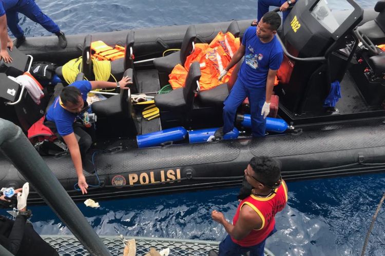 Proses pencarian korban dan badan pesawat Lion Air JT-610 yang dilakukan tim Polairud Mabes Polri, di perairan Karawang, Jawa Barat, Selasa (30/10/2018).