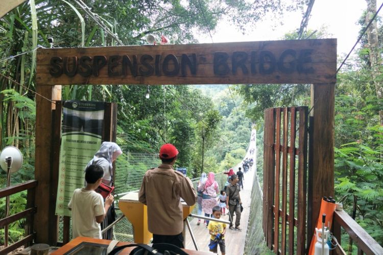 Gerbang masuk menuju Suspension Bridge, Situ GinUng, Sukabumi, Jawa Barat. Foto diambil pada Minggu (13/1/2019).