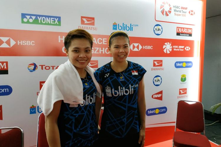 Pasangan ganda putri Indonesia, Greysia Polii/Apriyani Rahayu, berpose seusai menjalani laga babak pertama Indonesia Masters 2019, di Istora Senayan, Jakarta, Rabu (23/1/2019). 