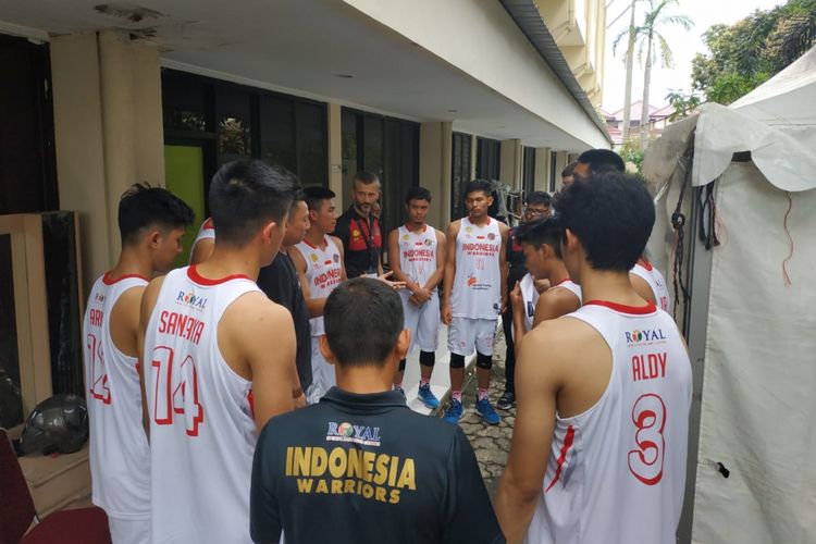 Para pemain Kalila Indonesia Warriors melakukan diskusi seusai laga seri ke-6 IBL Pertamax 2018-2019, di GOR Pacific, Surabaya, Jawa Timur, Sabtu (2/2/2019).