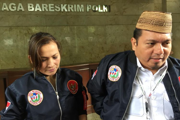 Direktur Hukum dan Advokasi Tim Kampanye Nasional (TKN) Joko Widodo-Maruf Amin, Ade Irfan Pulungan (kanan), menyambangi Kantor Badan Reserse Kriminal (Bareskrim) Polri, Jakarta Pusat, Rabu (6/3/2019). 
