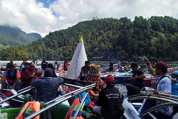 Jelang Ramadhan, Warga Desa Sarangan menggelar ritual labuh Sarangan dengan melarung tumpeng raksasa sebagai bentuk rasa syukur ata sberkash rejeki keberadaan Telaga Sarangan. 