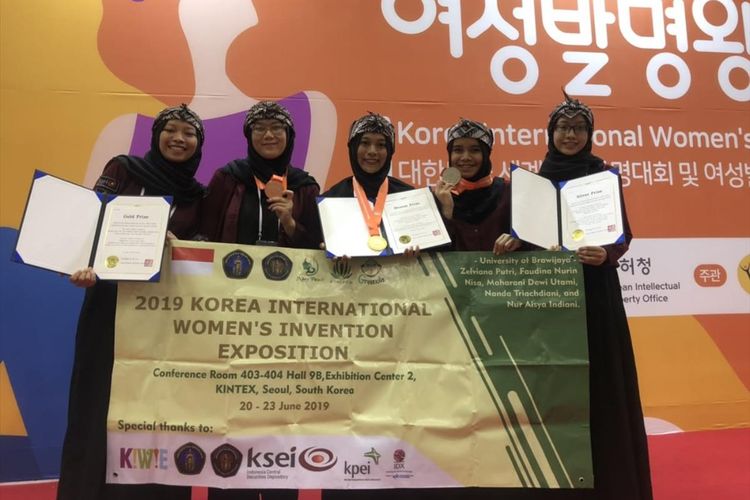 Lima mahasiswa Fakultas Teknologi Pertanian (FTP) Universitas Brawijaya yang meraih emas di Korea berkat beras analog yang mampu melawan malnutrisi