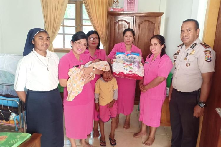 Tim Bhayankari Polres Sikka memberi sumbangan untuk bayi dari Guido Van Areso dan Yoventa Timbu di Biara Susteran PACR Maumere, Kabupaten Sikka, Flores, NTT, Jumat (26/7/2019). 