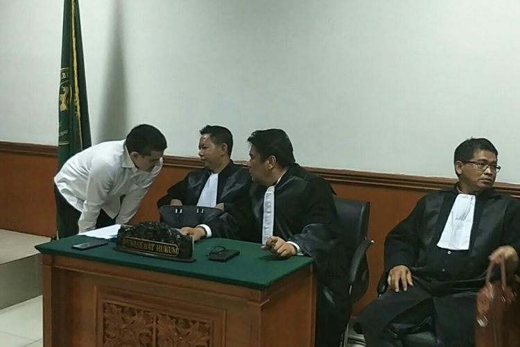 Terdakwa kasus dugaan penyalagunaan narkotika Steve Emmanuel (berkemeja putih) usai mendengarkan tuntutan yang dibacakan oleh Jaksa penuntut umum di Pengadilan Negeri Jakarta Barat, Slipi, Senin (17/6/2019).