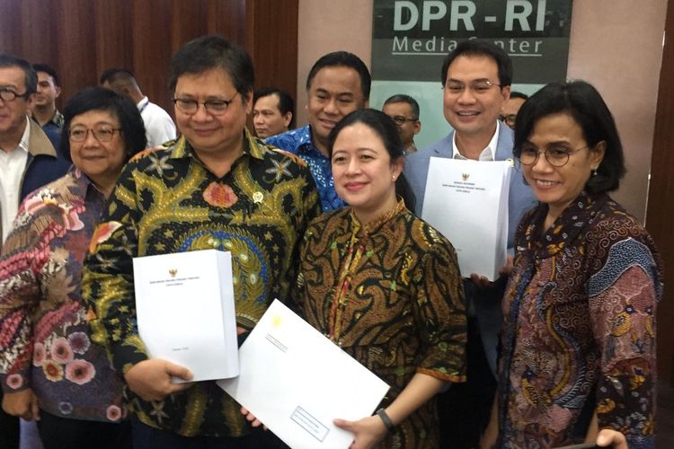 Menko Perekonomian Airlangga Hartarto menyerahkan draf omnibus law RUU Cipta Kerja kepada Ketua DPR Puan Maharani di Kompleks Parlemen, Senayan, Jakarta, Rabu (12/2/2020).