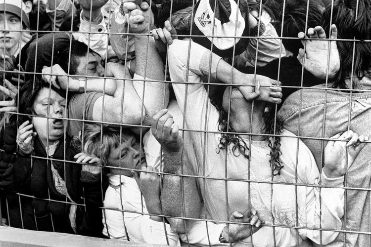 Para suporter yang tergencet di pagar pembatas tribune saat semifinal Piala FA antara Liverpool vs Nottingham Forest di Stadion Hillsborough, 15 April 1989.