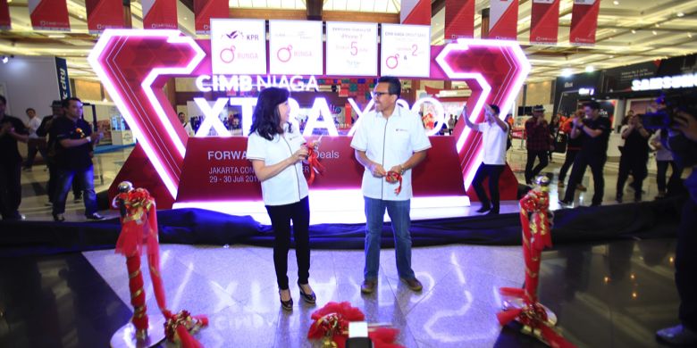 Presiden Direktur CIMB Niaga Tigor M. Siahaan (kanan) bersama Direktur Consumer Banking CIMB Niaga Lani Darmawan (kiri) saat meresmikan CIMB Niaga XTRA XPO 2017 di Jakarta Convention Center, Sabtu (29/7). CIMB Niaga kembali mempersembahkan sebuah pameran yang menampilkan beragam produk perbankan ritel terbesar dan terlengkap