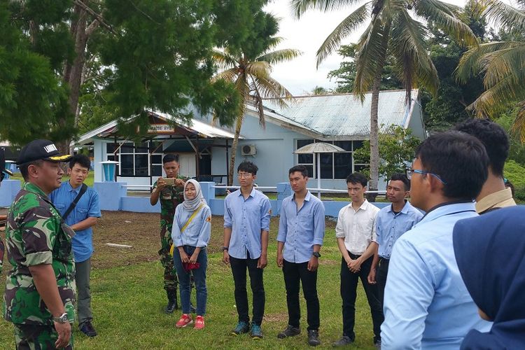 Tim Ekspedisi Bumi Cenderawasih bersama Komandan Landasan Udara Manuhua, Biak, Papua Barat.