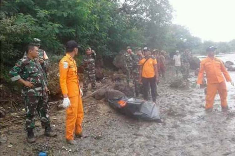 Petugas gabungan saat mengevakuasi korban banjir asal Desa Soki, Kecamatan Belo, Kabupaten Bima yang ditemukan tewas mengapung di perairan Lewamori, Selasa (16/01/2018)