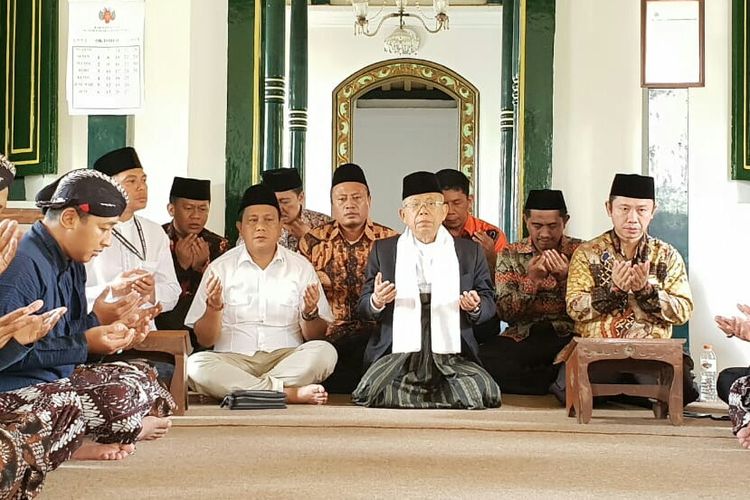 Cawapres Maruf Amin sholat dan berdoa di Masjid Panepen, Kraton Kilen, Yogyakarta, Senin (15/10/2018) usai bertemu Sri Sultan Hamengku Buwono X