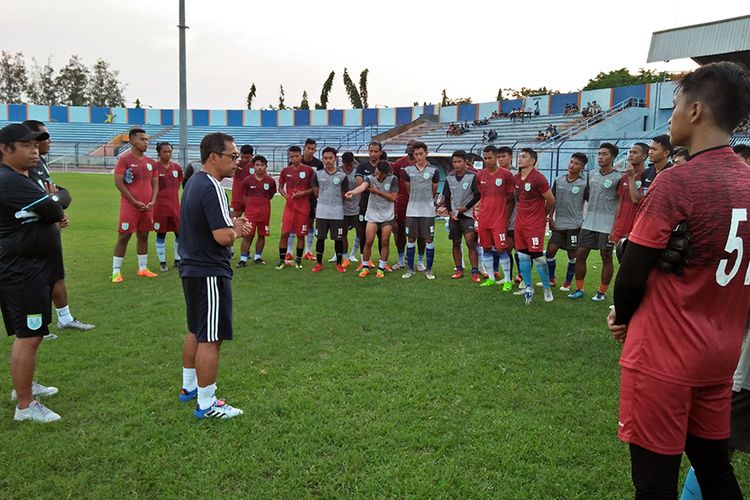 Aji Santoso dan tim pelatih Persela Lamongan, saat memberikan arahan kepada para pemain di akhir agenda seleksi, Rabu (9/1/2019).