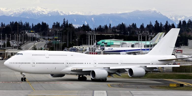 Pesawat jet jumbo Boeing 747-8.