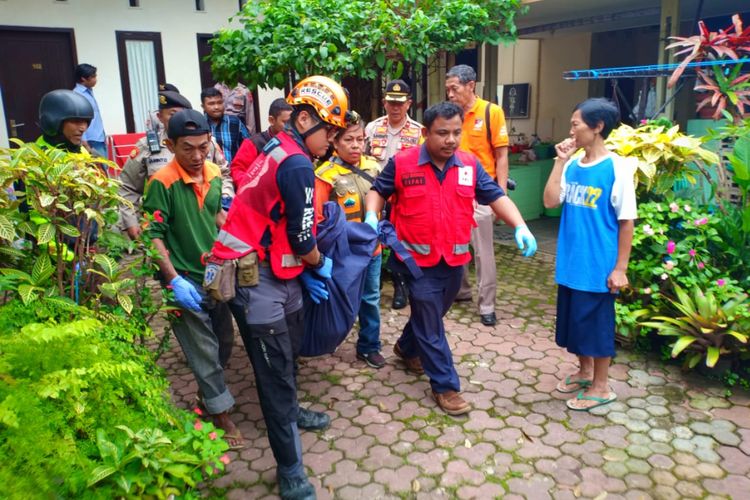 Petugas Polres Malang Kota saat melakukan evakuasi terhadap jenazah mahasiswi yang ditemukan tewas di kamar mandi kosnya, di Kota Malang, Selasa (22/1/2019)