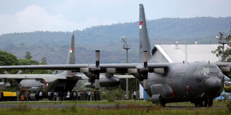 Prajurit TNI Angkatan Udara melakukan persiapan melanjutkan perjalanan membawa bantuan kemanusian untuk pengungsi Rohingya bantuan Pemerintah Indonesia dengan menggunakan pesawat Hercules C-130 setelah pengisian bahan bakar di Lanud Sultan Iskandar Muda, Aceh Besar, Aceh, Kamis (14/9). Empat unit pesawat Hercules yang terbang dari Bandara Halim Perdanakusuma pada 13 September 2017 kembali melanjutkan perjalanan menuju Bandara Chittagong Bangladesh untuk membawa bantuan beras, gula, tenda darurat, selimut, alat kebutuhan keluarga dan tangki air. ANTARA FOTO/Irwansyah Putra/aww/17.