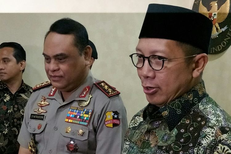 Menteri Agama RI Lukman Hakim Saifuddin (kanan) ketika ditemui usai menerima Wakapolri Komjen Pol Syafruddin di Kantor Kementerian Agama RI, Jakarta, Rabu (4/4/2108).