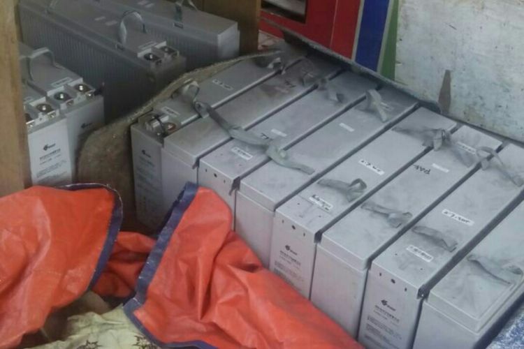 Baterai gardu Telkom yang ditemukan polisi di eks SPBU Tebet, Rabu (26/7/2017).