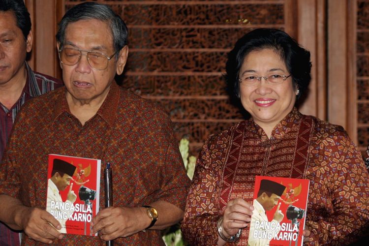 Abdurrahman Wahid atau Gus Dur berfoto bersama Megawati Soekarnoputri 