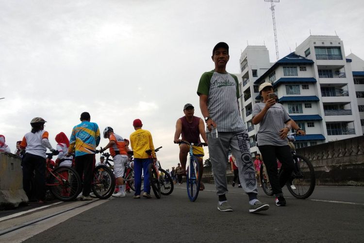 Warga sedang menikmati CFD di JLNT Antasari Jakarta Selatan, Minggu (14/1/2018)