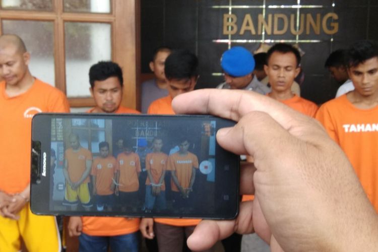 Para Pelaku perampokan asal Dompu, Nusa Tenggara Barat yang tega merampok Tetangganya di Jalan Dursasana, Kecamatan Cicendo, Kota Bandung. Pelaku berhasil ditangkap dan di rilis di Mapolrestabes Bandung, Jalan Jawa, Senin (12/3/2018).