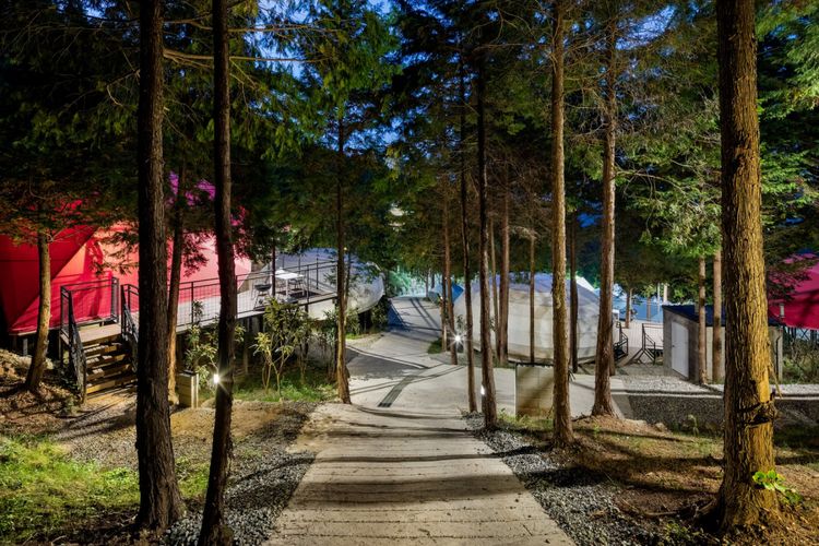 Firma arsitektur yang berbasis di London dan Seoul, Atelier Chang telah merancang sebuah kompleks perkemahan mewah yang bernama SJCC Glamping Resort.