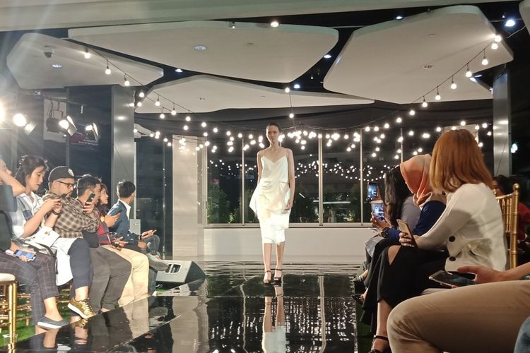 Busana ala musim panas dari dua label di Plaza Indonesia, Jolie Clothing dan Ciel pada trunk show di Plaza Indonesia, Jumat (13/7/2018). Fashion stylist Kesya Moedjenan berperan memadukan gaya berbusana pada acara kali ini.