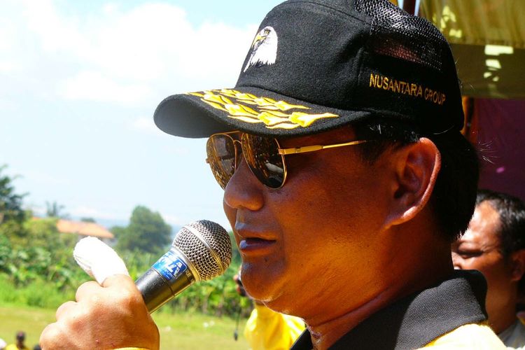 Prabowo Subianto saat menjadi Juru Kampanye Nasional Partai Golkar dan Peserta Konvensi Nasional Calon Presiden Partai Golkar di Stadion Madya, Kompleks Olahraga Bima, Sunyaragi, Kota Cirebon, Jawa Barat, hari Rabu (24/3/2004).