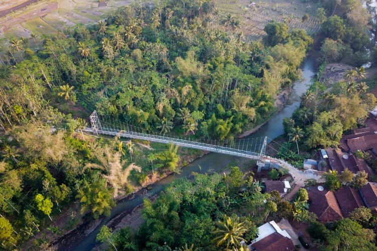 Jembatan Gantung Suropadan yang menghubungkan Desa Suropadan di Kabupaten Temanggung, Jawa Tengah dengan Desa Kalikuto di Kabupaten Magelang, Jawa Tengah. Jembatan itu memiliki panjang 90 meter.