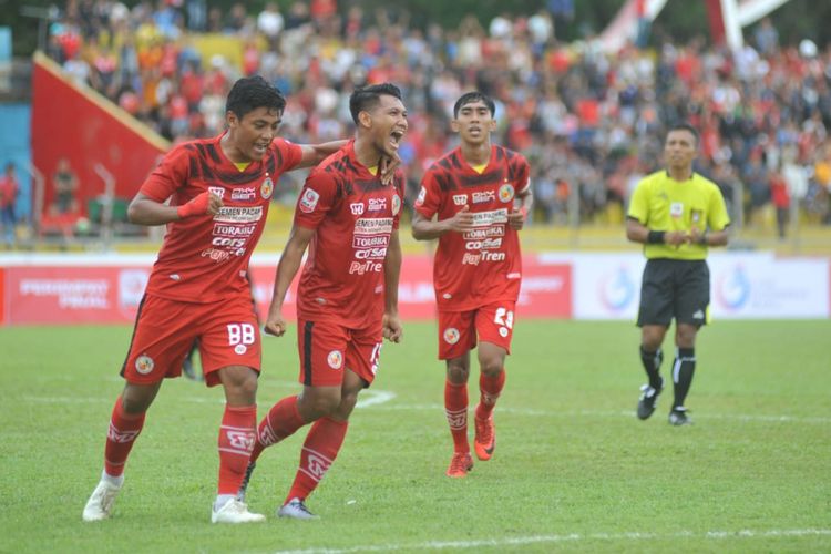 Pemain Semen Padang melakukan selebrasi seusai menjebol gawang Mojokerto Putra.