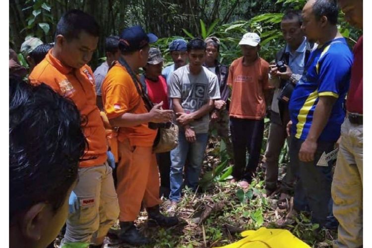 Sejumlah mahasiswa asal Universitas Pembangunan Nasional (UPN) Veteran Yogyakarta menemukan kerangka manusia saat melakuka penelitian di Goa Racik, Desa Sikayu, Kecamatan Buayan, Kebumen, Jawa Tengah, Kamis (25/10/2018).