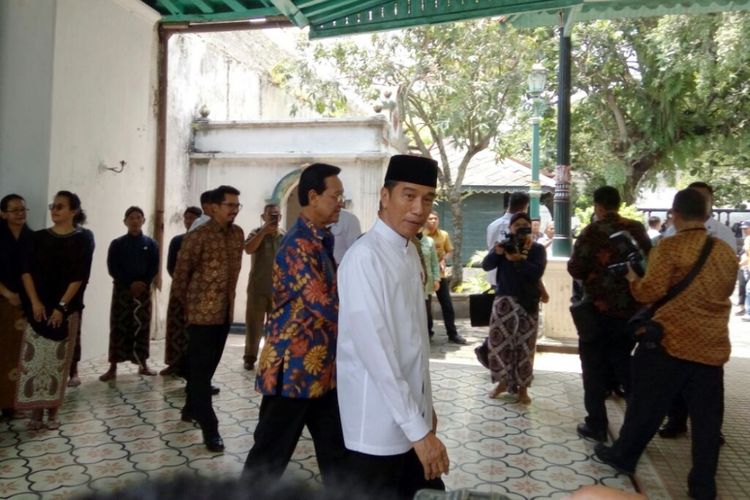 Presiden Joko Widodo saat meninggalkan Keraton Ngayogyakarta Hadiningrat ditemani Gubernur DIY sekaligus Raja Keraton Ngayogyakarta Hadiningrat Sri Sultan HB X