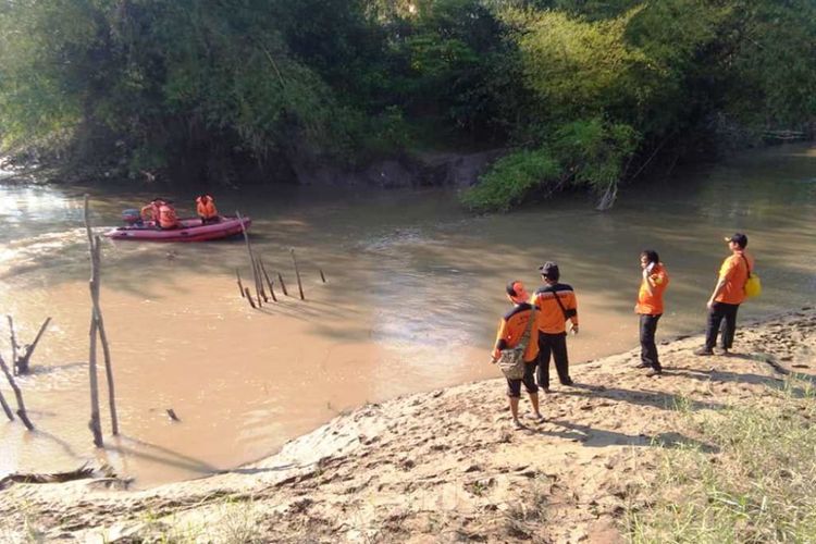 Tim BPBD sedang mencari remaja yang tenggelam di Sungai Keureuto, Kecamatan Matangkuli, Kabupaten Aceh Utara, Rabu (20/2/2019)