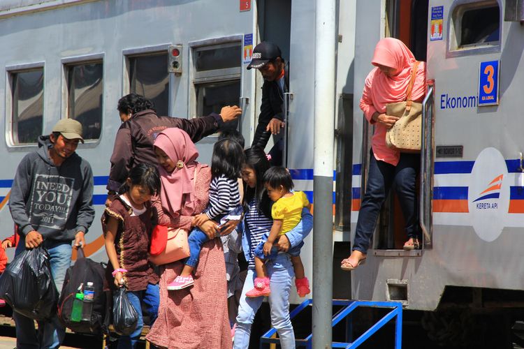 PT Kereta Api Indonesia (KAI) menggratiskan tiket kereta api (KA) lokal/komuter PSO (subsidi) dan perintis pada Sabtu (13/3/2019).