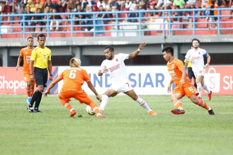 Pemain Borneo FC, Asri Akbar berusaha merebut bola dari kaki pemain PSM, Zulham Zamrun pada pertandingan yang dilangsungkan di Stadion Segiri, Samarinda, Sabtu (10/8/2019.