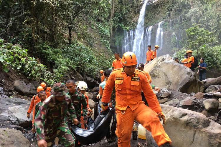 Proses evakuasi wisatawan korban longsor di air terjun Tiu Kelep, Senin (18/3/2019).