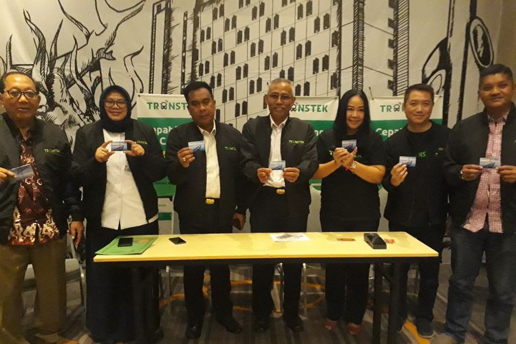 Para stakeholder memperkenalkan kartu untuk transaksi elektronik bus umum Surabaya-Malang, Senin (15/4/2019)