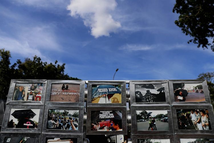 Suasana saat memperingati 10 Tahun Aksi Kamisan di depan Istana Merdeka, Jakarta, Kamis (19/1/2017). Kamisan sebagai bentuk perlawanan keluarga korban pelanggaran hak asasi manusia dalam melawan lupa telah berlangsung selama 10 tahun sejak aksi pertama di depan Istana Merdeka pada 18 Januari 2007.