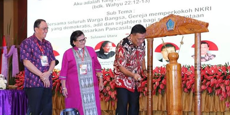 Gubernur Sulawesi Utara (Sulut) Olly Dondokambey memukul tetengkoren tanda secara resmi dimulainya Konferensi Gereja dan Masyarakat X Persekutuan Gereja-Gereja Di Indonesia (KGM X-PGI) di Yogyakarata, Kamis (28/3/2019).
