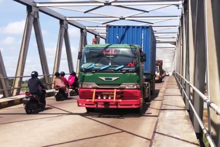 Sebuh truk tronton melintasi Jembatan Kapuas II di Jalan Mayor Alianyang, Kabupaten Kubu Raya, Kalimantan Barat, usai ditabrak Jumat (31/5/2019) dini hari. 
