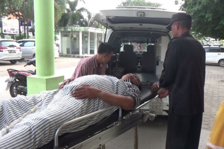 Aiptu Yashudi anggota Polisi Polsek Plaju, Palembang, Sumatera Selatan harus dilarikan ke rumah sakit setempat karena oleh pelaku pencurian, Selasa (14/5/2019).
