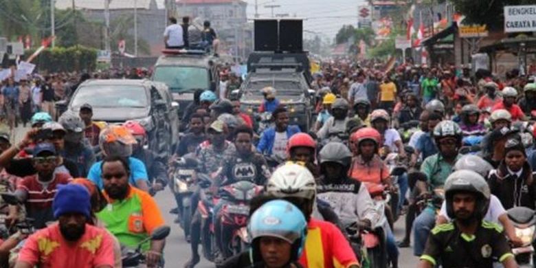 Warga melakukan konvoi saat aksi di Mimika, Papua, Rabu (21/08). Aksi tersebut untuk menyikapi peristiwa yang dialami mahasiswa asal Papua di Surabaya, Malang dan Semarang. 