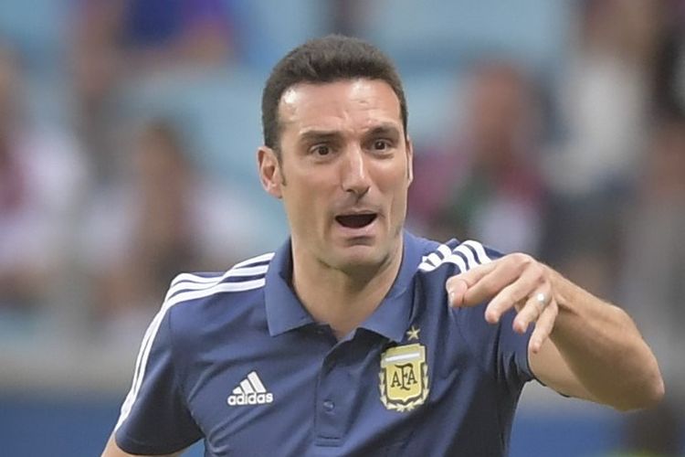 Pelatih Lionel Scaloni memberi instruksi kepada anak-anak asuhnya pada laga Qatar vs Argentina dalam lanjutan Copa America 2019 di Gremio Arena, 23 Juni 2019. 
