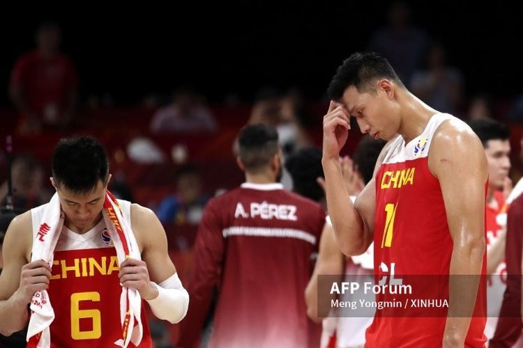 Para pemain basket timnas China menunduk usai dikalahkan Venezuela di Piala Dunia FIBA 2019.