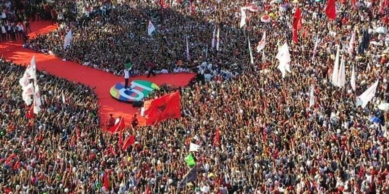 Calon presiden (capres) nomor urut 01 Joko Widodo bersama Istrinya, Iriana yang menggelar kampanye terbuka di Stadion Temenggung Abdul Jamal, Mukakuning, Batam, Kepulauan Riau, Sabtu (6/4/2019) kembali memamerkan dan menawarkan program tiga kartu miliknya.