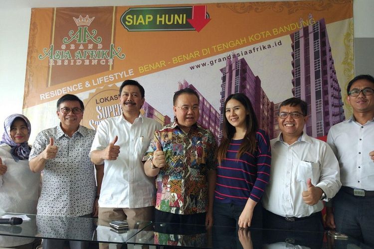 CEO Kagum Group Henry Husada (tengah) berfoto saat konferensi pers apartemen Grand Asia Afrika Residence, Bandung, Senin (8/1/2018).